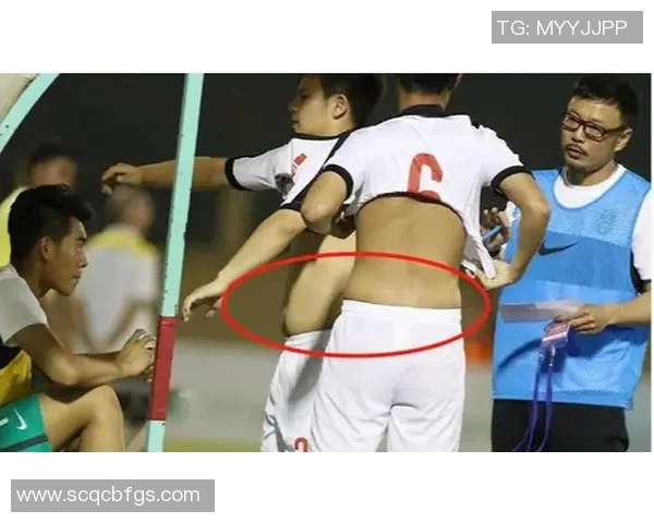 足球意外踢中腹部引发的尴尬瞬间与运动安全的重要性探讨